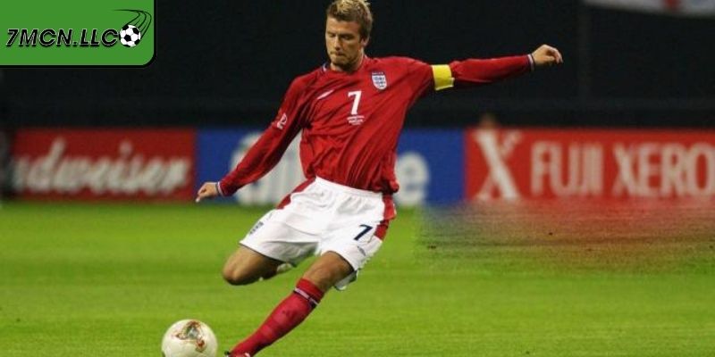 David Beckham gieo ác mộng cho thủ môn bằng bóng xoáy