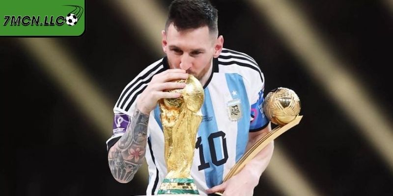 Messi Có Bao Nhiêu Danh Hiệu? Toàn Bộ Thành Tích Vĩ Đại 2 Hình ảnh nâng cúp vàng thế giới sau hành trình lịch sử